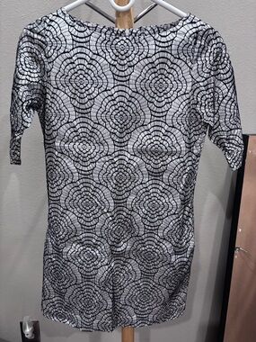 Elegant Black & White Floral Midi Dress Size PS with pockets